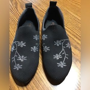 Women’s size 10 black with sparkles pennie men. New York flat slip on shoes RE